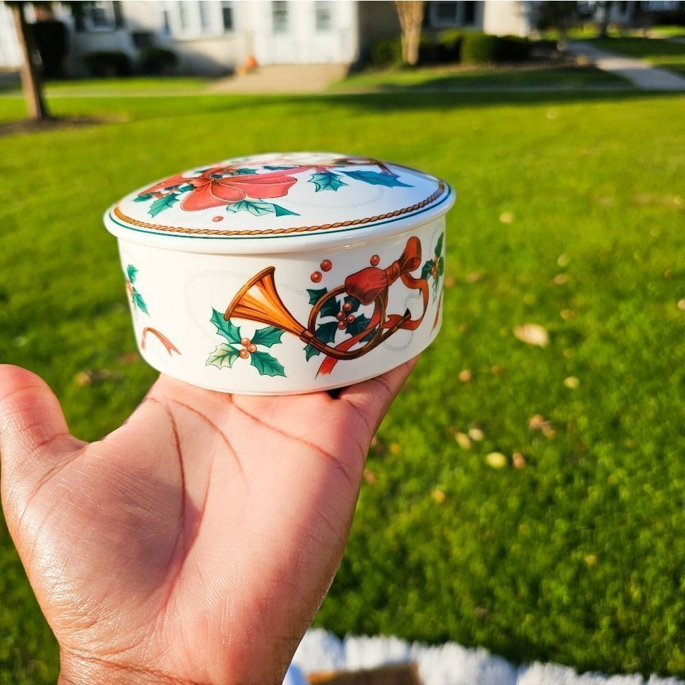 New VTG Mikasa Jubilation Holiday Round Trinket Bowl.